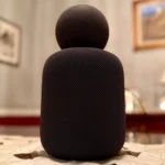 HomePod mini màu đen đứng trên HomePod màu đen kích thước đầy đủ.