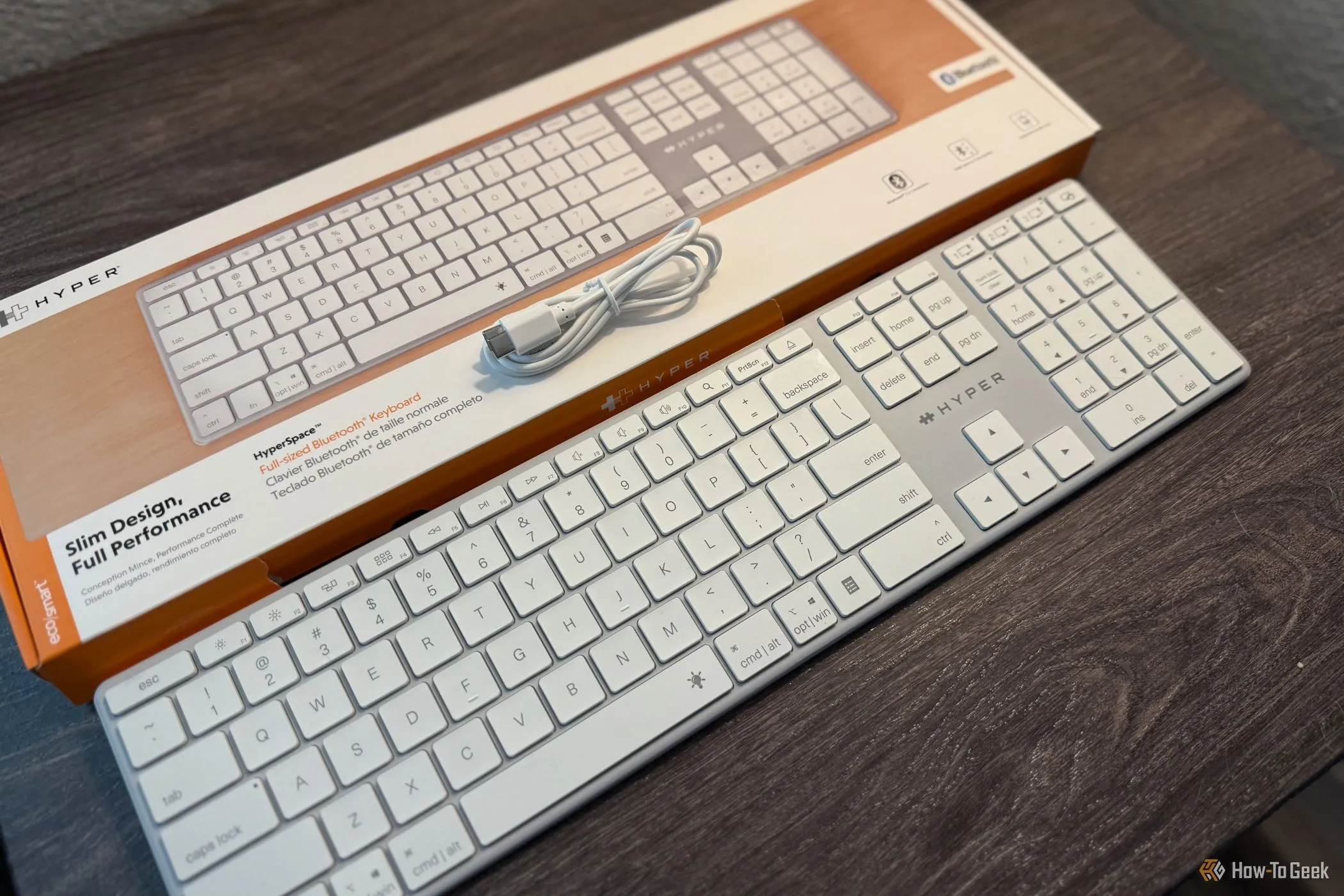 Hộp đựng bàn phím Hyper HyperSpace Bluetooth cùng cáp sạc USB-C đi kèm.