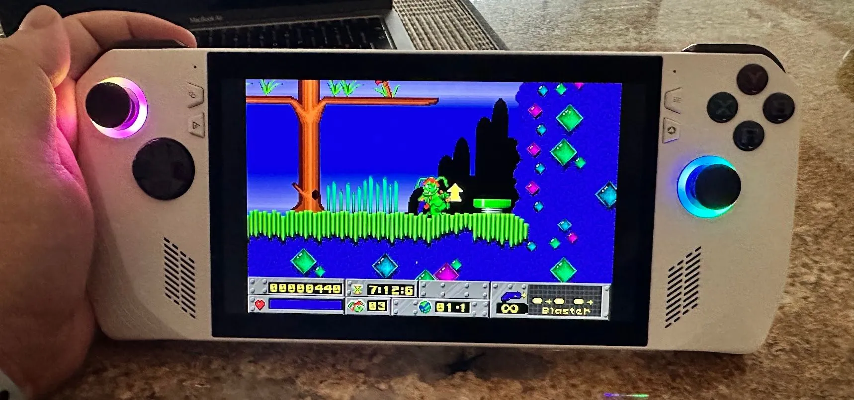 Jazz Jackrabbit chạy trên ROG Ally, minh họa cho game cuộn mượt mà.