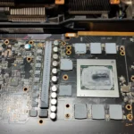 Keo tản nhiệt và thermal pad cũ đã khô trên card đồ họa AMD RX 6800 XT cho thấy sự xuống cấp vật liệu tản nhiệt.