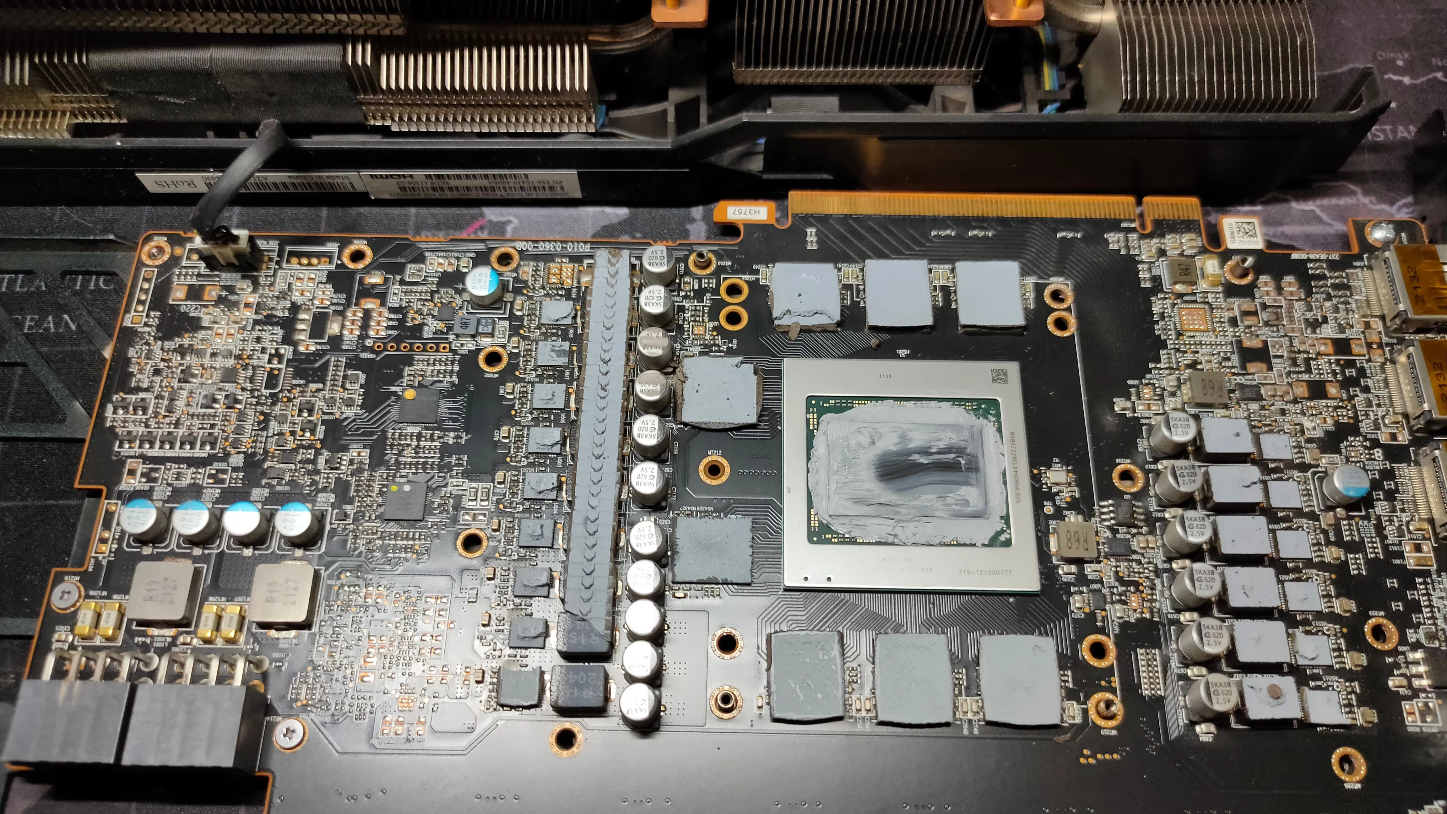 Keo tản nhiệt và thermal pad cũ đã khô trên card đồ họa AMD RX 6800 XT cho thấy sự xuống cấp vật liệu tản nhiệt.