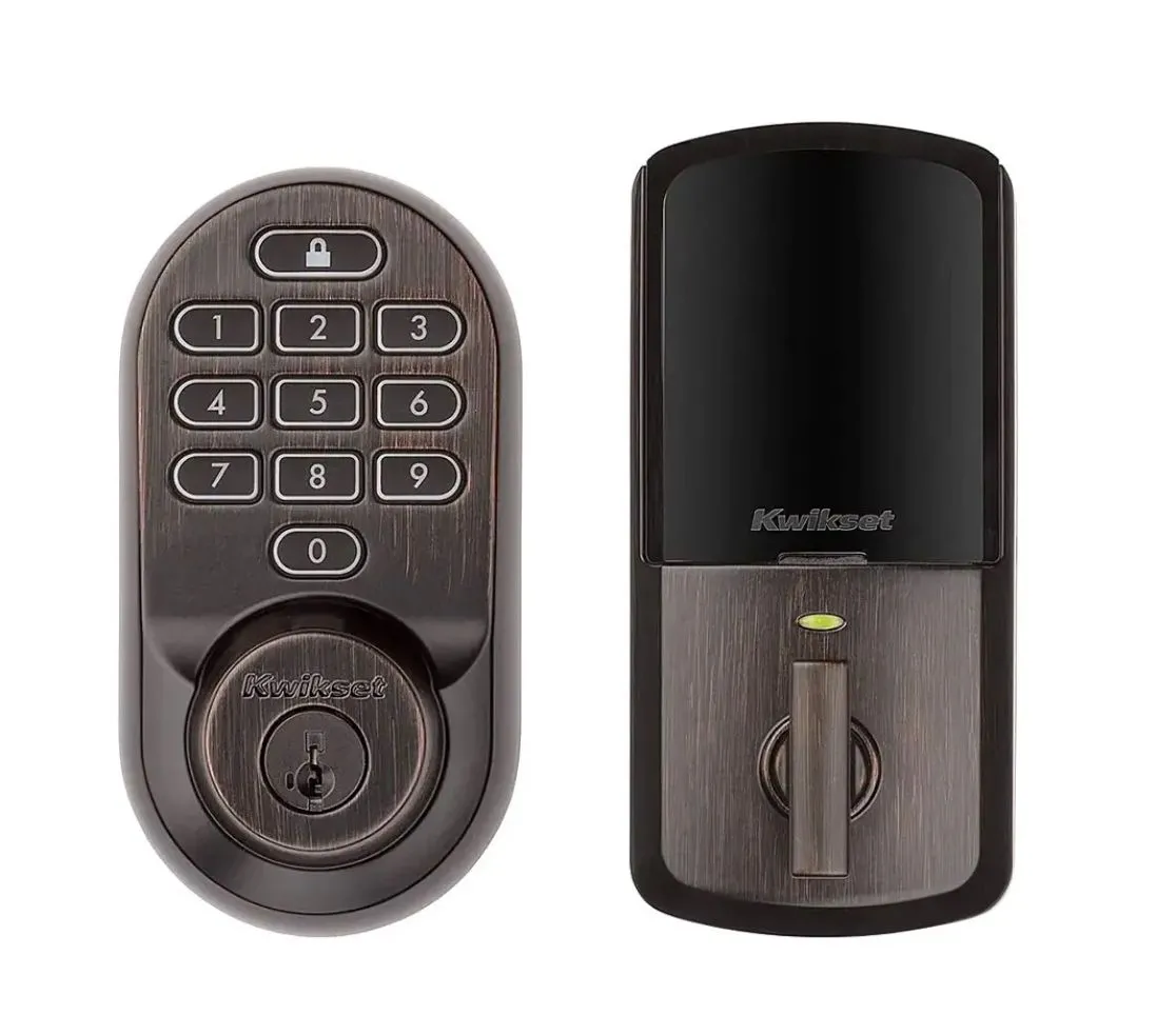 Khóa thông minh Kwikset Halo Smart Lock màu đồng Venice, tích hợp Wi-Fi và bàn phím số, được lắp đặt trên cửa gỗ, minh họa giải pháp an ninh hiện đại cho ngôi nhà.