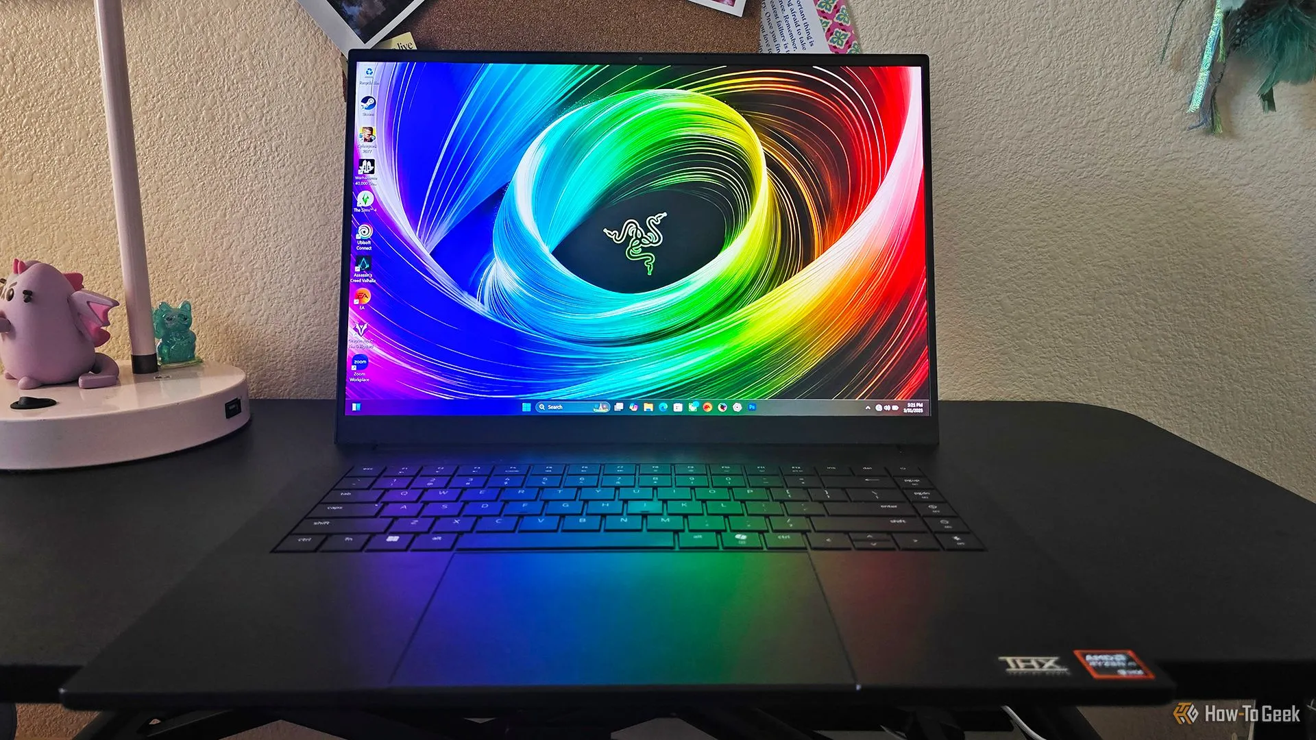 Laptop chơi game Razer Blade 16 (2025) đang mở trên bàn làm việc, nhìn từ phía trước