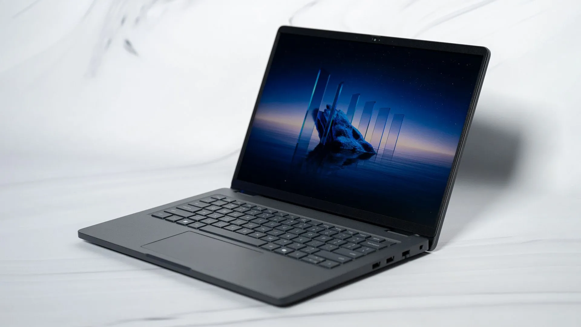 Laptop Dell Pro 14, dòng sản phẩm mới hướng đến người dùng chuyên nghiệp với thiết kế thanh lịch.