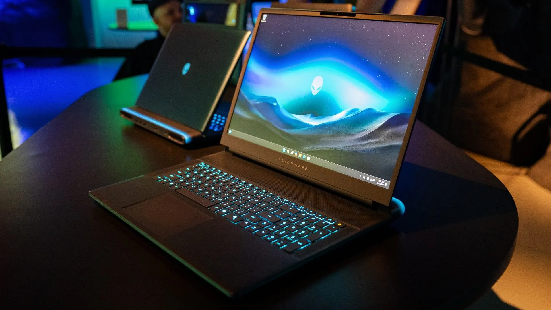 Laptop gaming Alienware 18 Area-51, đỉnh cao của hiệu năng và thiết kế dành cho game thủ chuyên nghiệp.