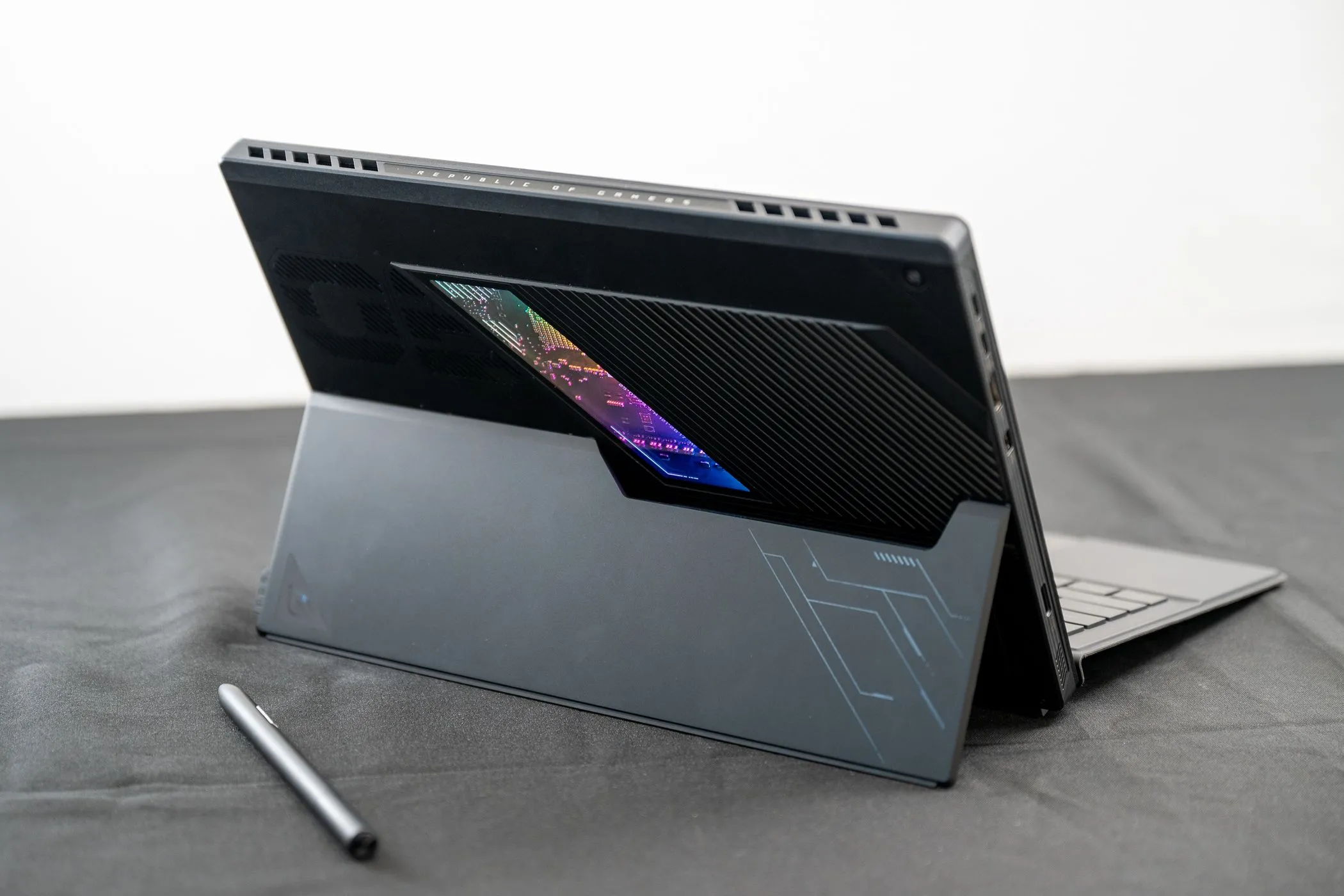 Laptop gaming ASUS ROG Flow Z13 đời 2025, một thiết bị chuyển đổi linh hoạt cho trải nghiệm chơi game.