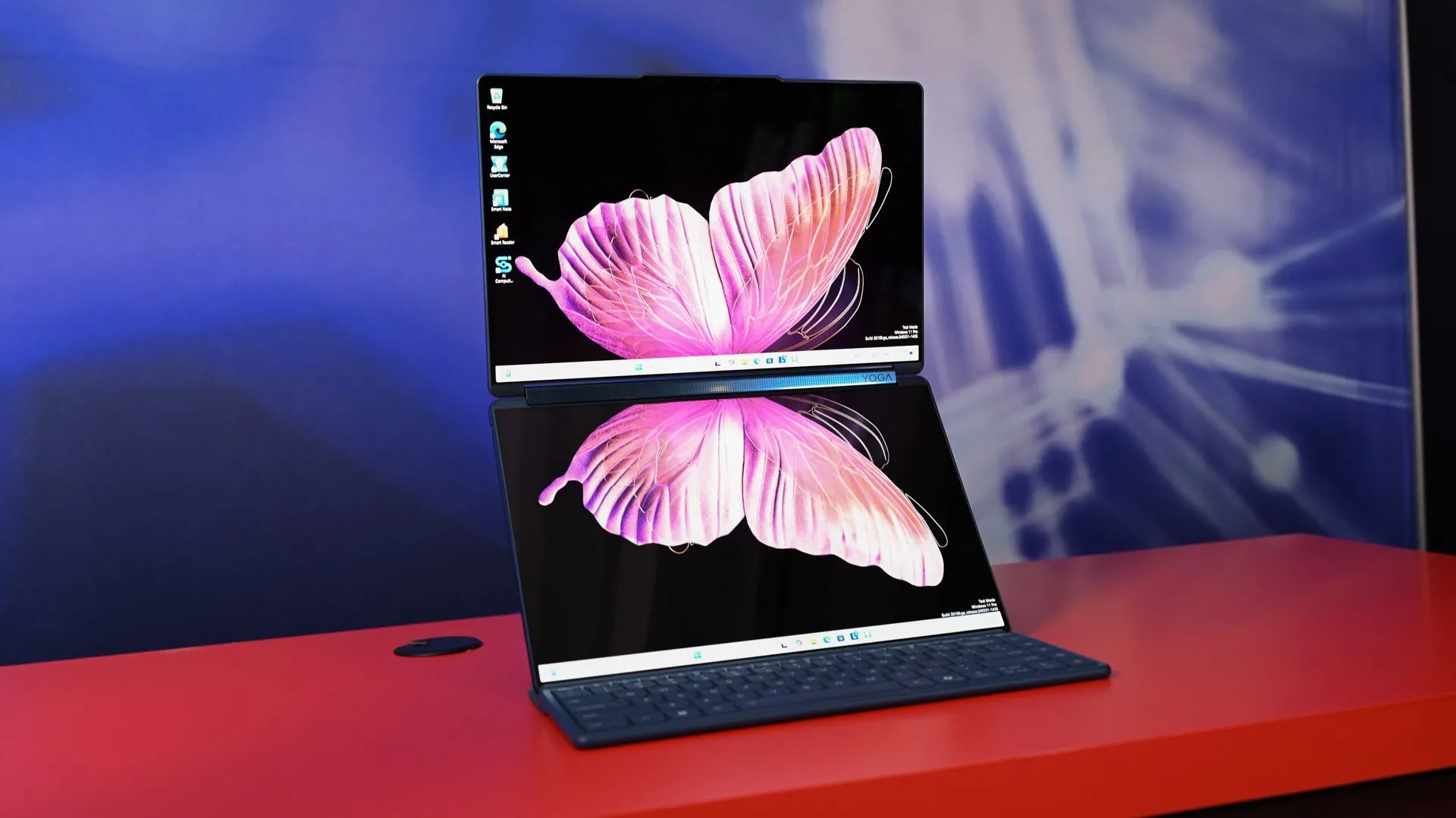 Laptop Lenovo Yoga Book 9i với hai màn hình cảm ứng 4K, đột phá trong thiết kế máy tính xách tay.