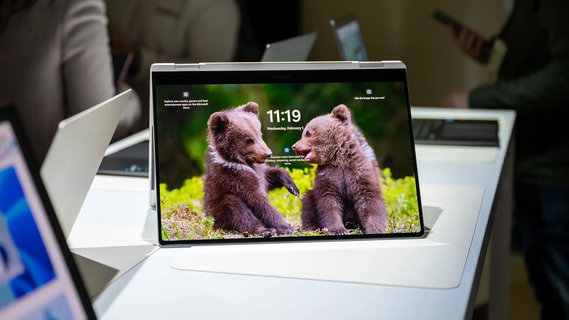 Laptop Samsung Galaxy Book 3 Pro 360 màu bạc mở ra trên bàn làm việc.