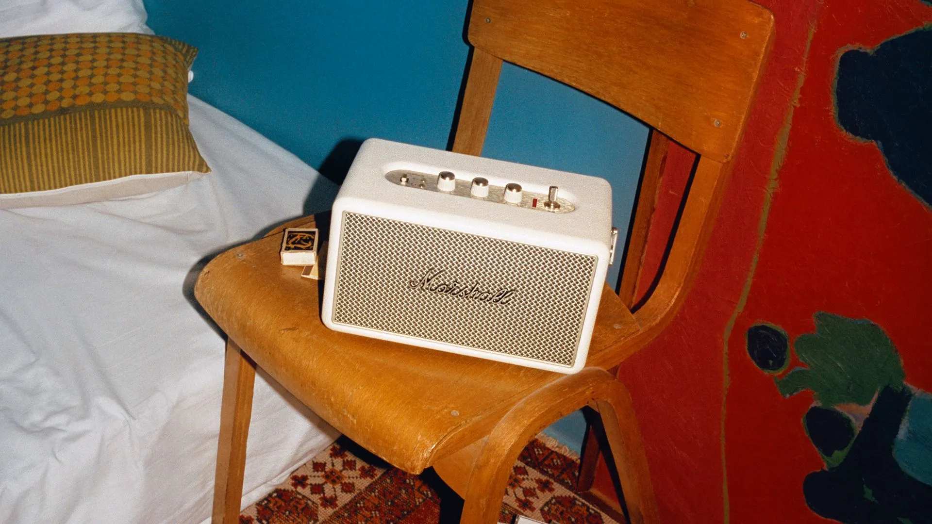 Loa di động Marshall Kilburn III màu đen với lưới tản nhiệt bằng kim loại và logo Marshall cổ điển.