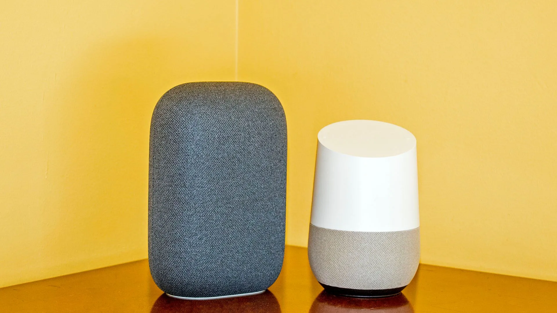 Loa thông minh Google Nest hiển thị đèn LED màu tím, báo hiệu cập nhật Gemini AI.