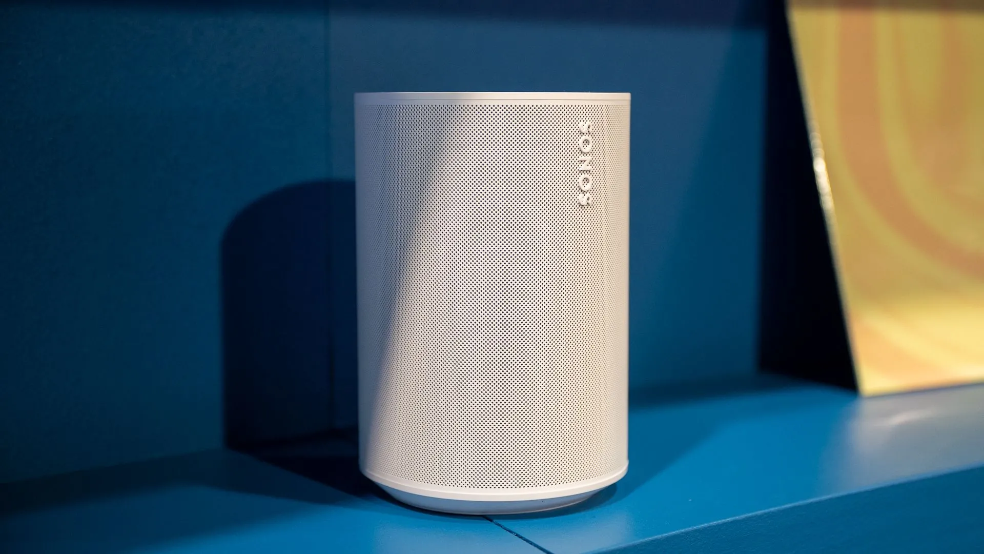 Loa thông minh Sonos Era 100 màu đen và loa thanh Sonos Ray, hai sản phẩm được giảm giá vĩnh viễn.