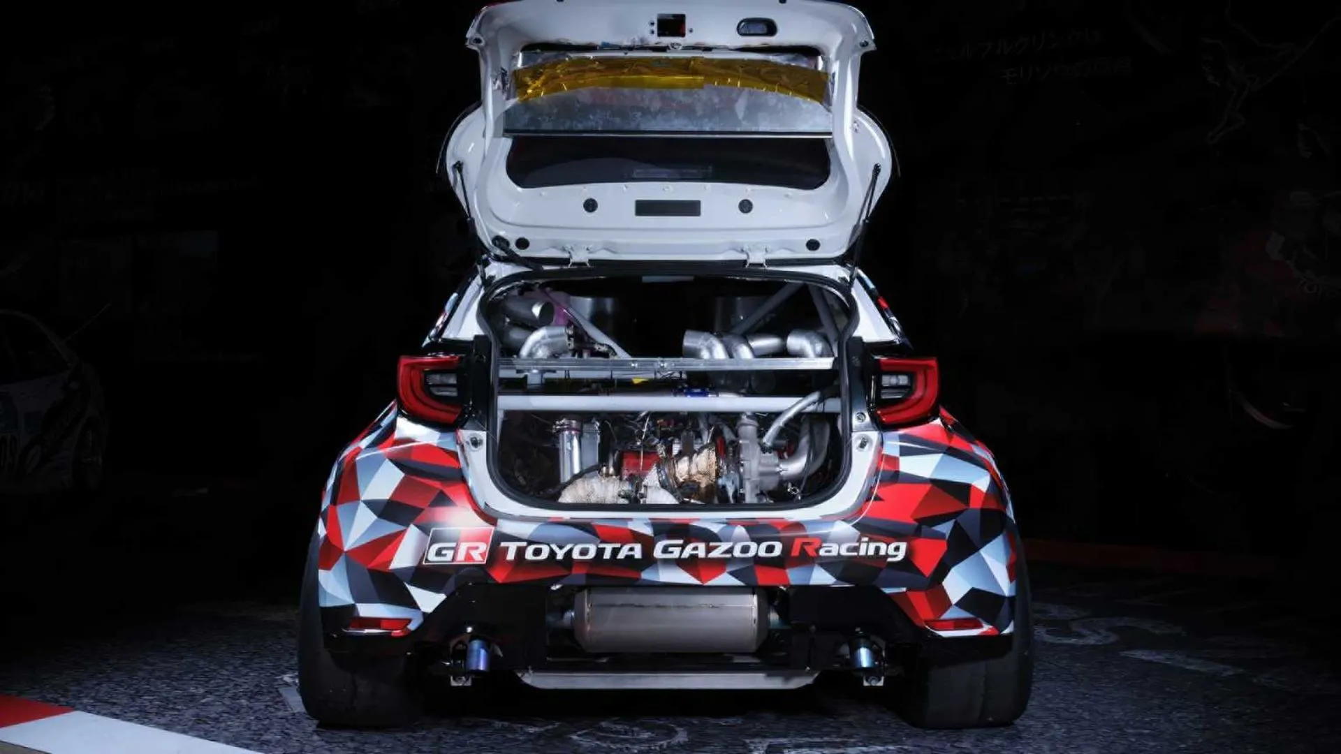 Logo Gazoo Racing của Toyota với chữ &quot;GR&quot; nổi bật, thể hiện bộ phận xe đua hiệu suất cao của Toyota và ảnh hưởng đến động cơ dân dụng