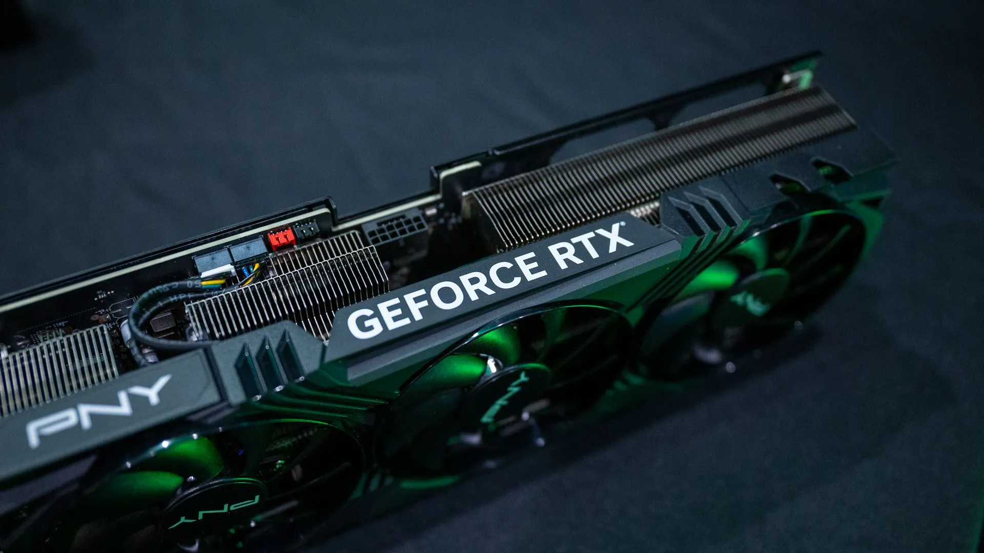 Logo Nvidia GeForce RTX trên card đồ họa 4070 Ti, tượng trưng cho hiệu suất cao thường đi kèm với vấn đề tiếng ồn quạt nếu không được tản nhiệt tốt.