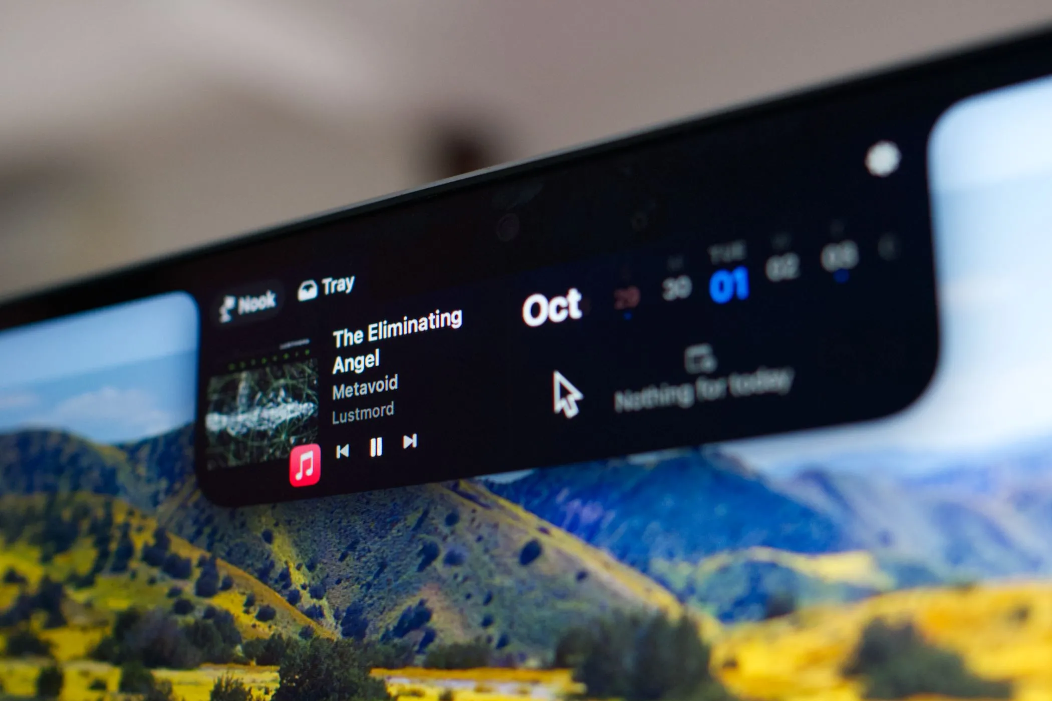 MacBook Pro với notch hiển thị các widget của NotchNook, biến tai thỏ thành Dynamic Island.