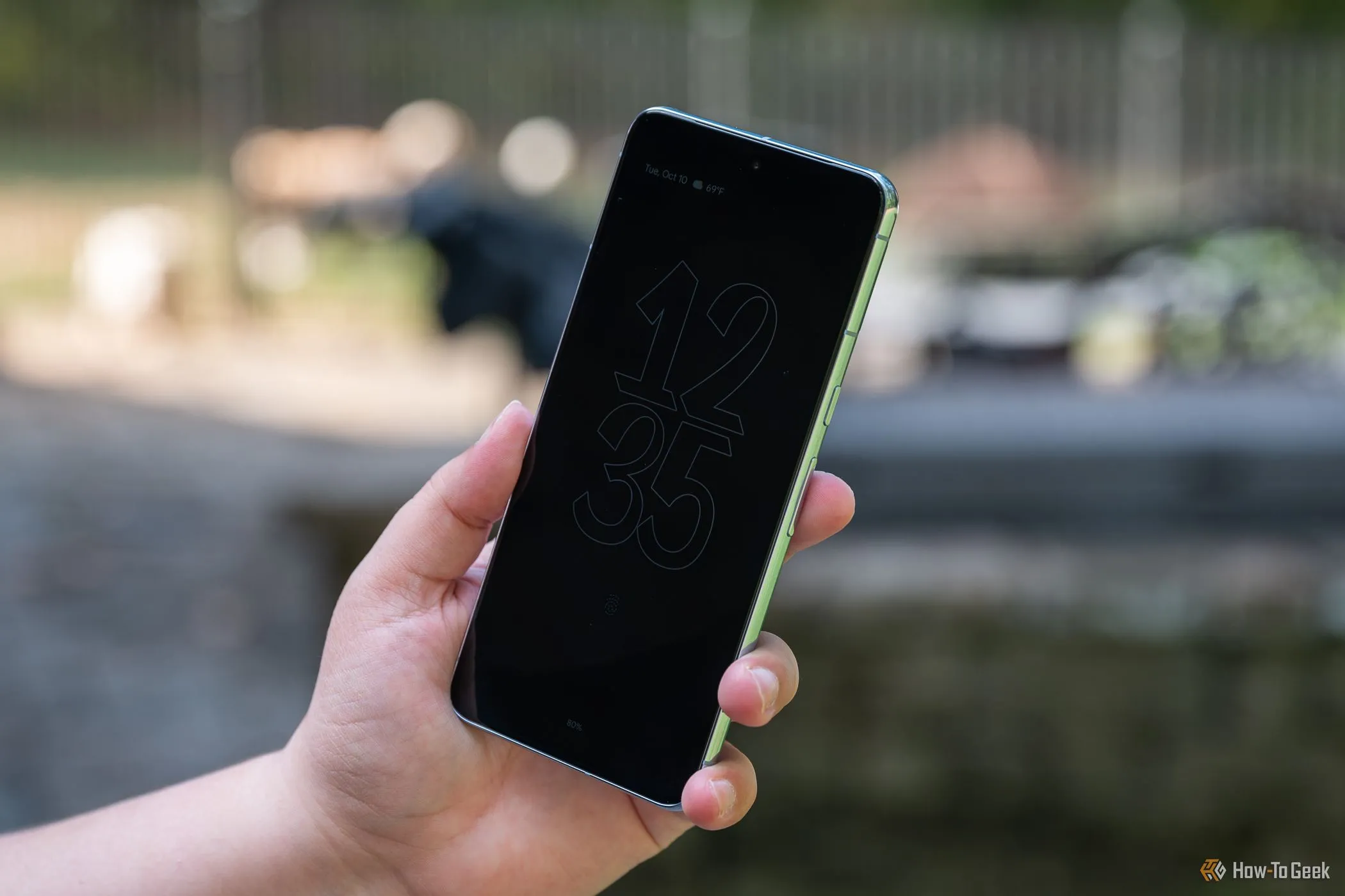 Màn hình Always-on Display trên Google Pixel 8 Pro, tính năng thay thế cho đèn LED thông báo truyền thống trên các điện thoại Android.