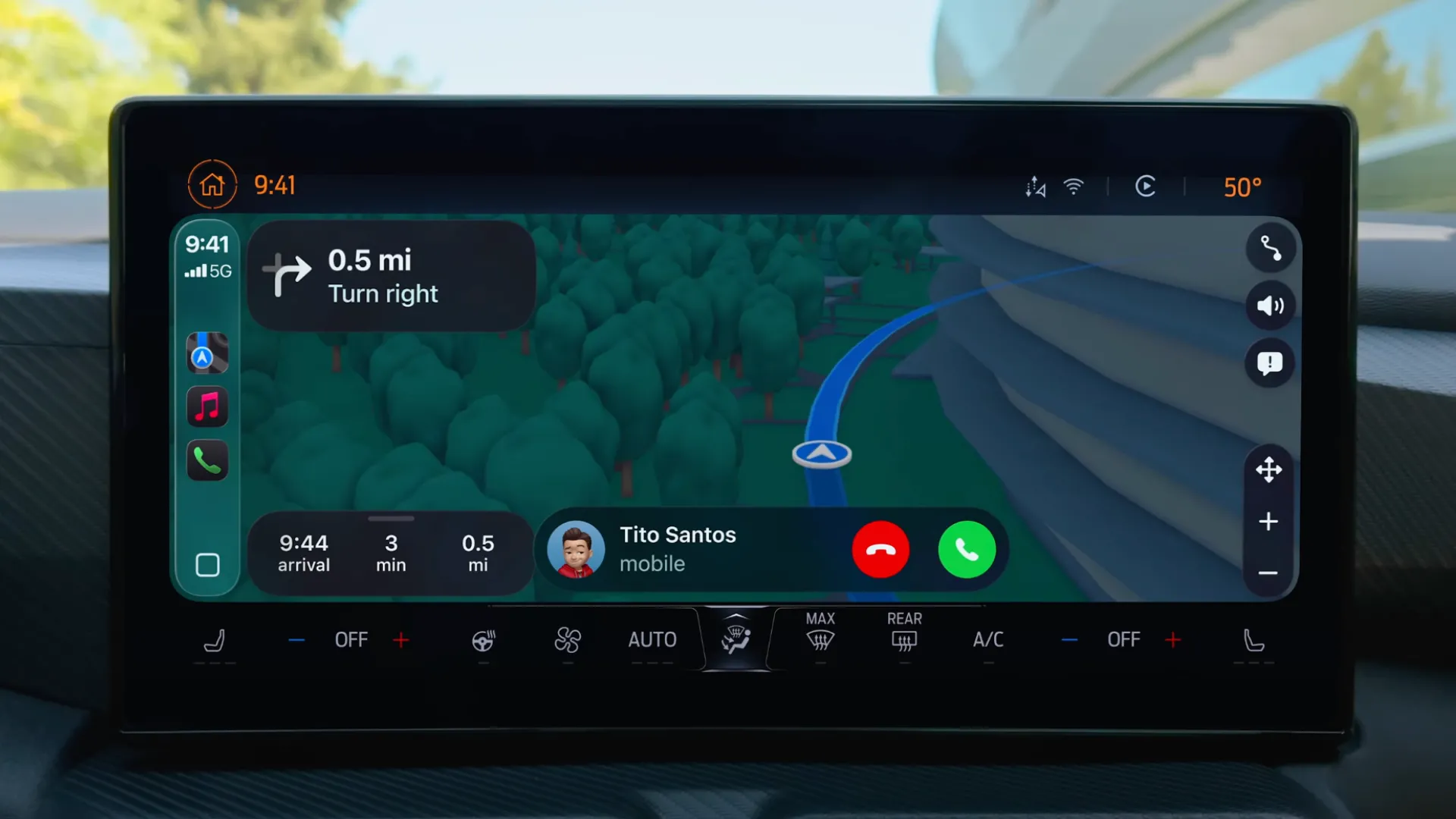 màn hình Apple CarPlay hiển thị bản đồ và cuộc gọi đến