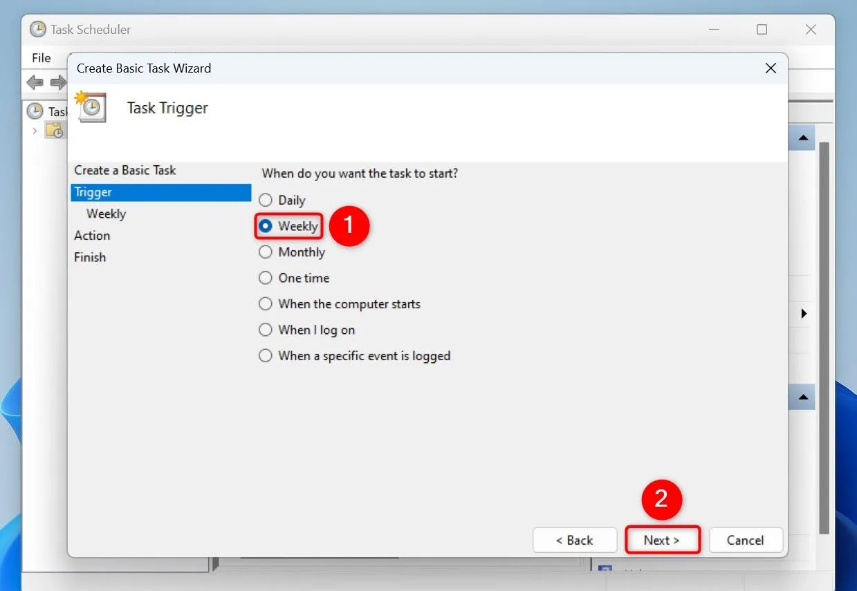 Màn hình cấu hình tần suất tác vụ trong Task Scheduler, hiển thị tùy chọn &quot;Weekly&quot; để tự động khởi động lại PC định kỳ