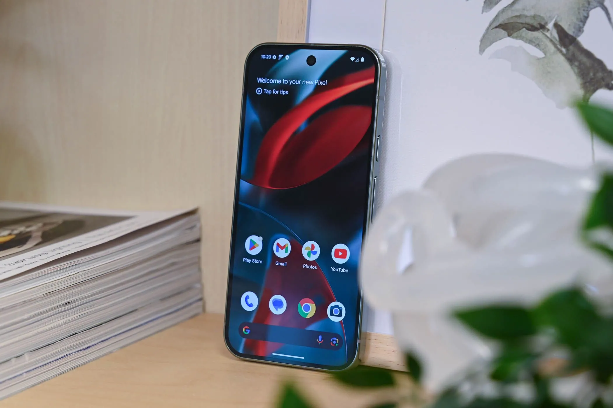 Màn hình chính của điện thoại Google Pixel 9 Pro hiển thị giao diện Android trực quan và các biểu tượng ứng dụng.