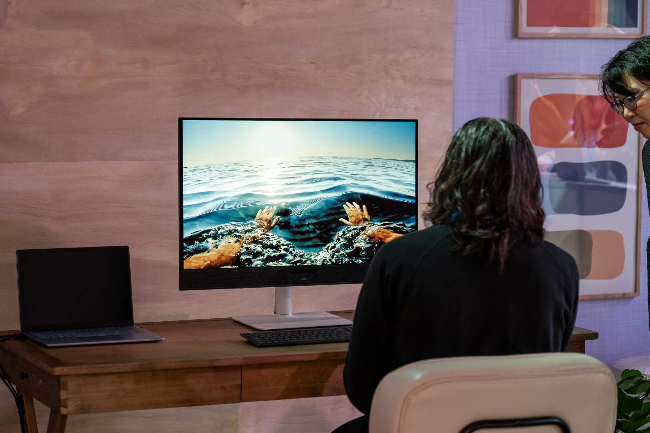 Màn hình Dell UltraSharp 4K với tấm nền IPS Black, cung cấp độ tương phản vượt trội và cổng Thunderbolt 4.