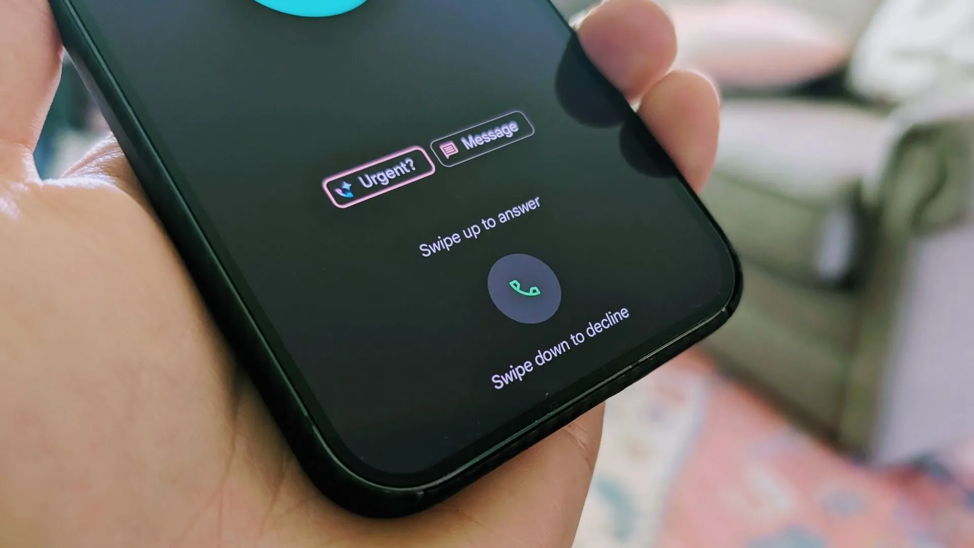 Màn hình điện thoại Android hiển thị giao diện cuộc gọi đến của ứng dụng Google Phone.