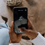 Màn hình điện thoại hiển thị ứng dụng TikTok, nền tảng gắn liền với hiện tượng "não úng" Brainrot