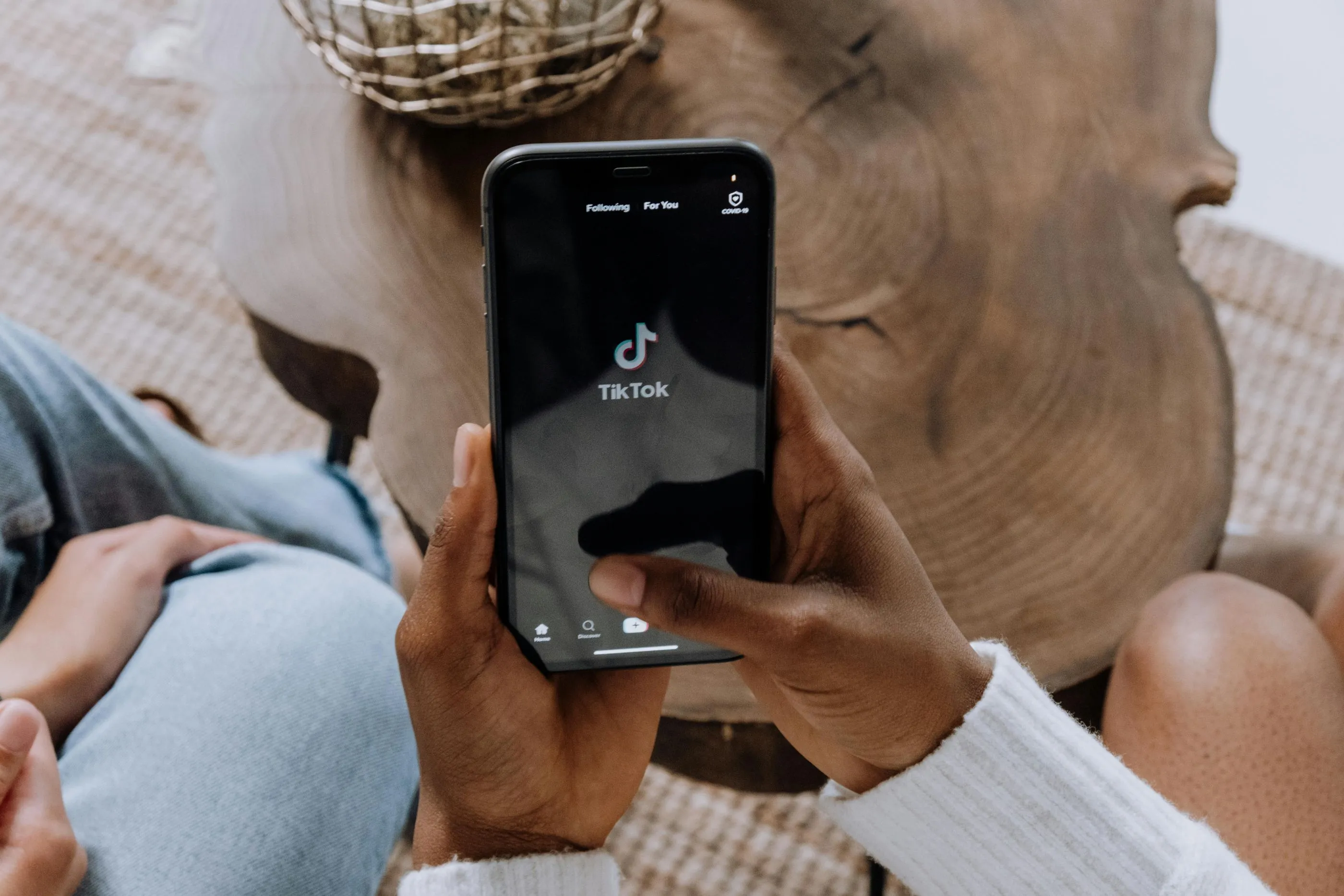 Màn hình điện thoại hiển thị ứng dụng TikTok, nền tảng gắn liền với hiện tượng "não úng" Brainrot