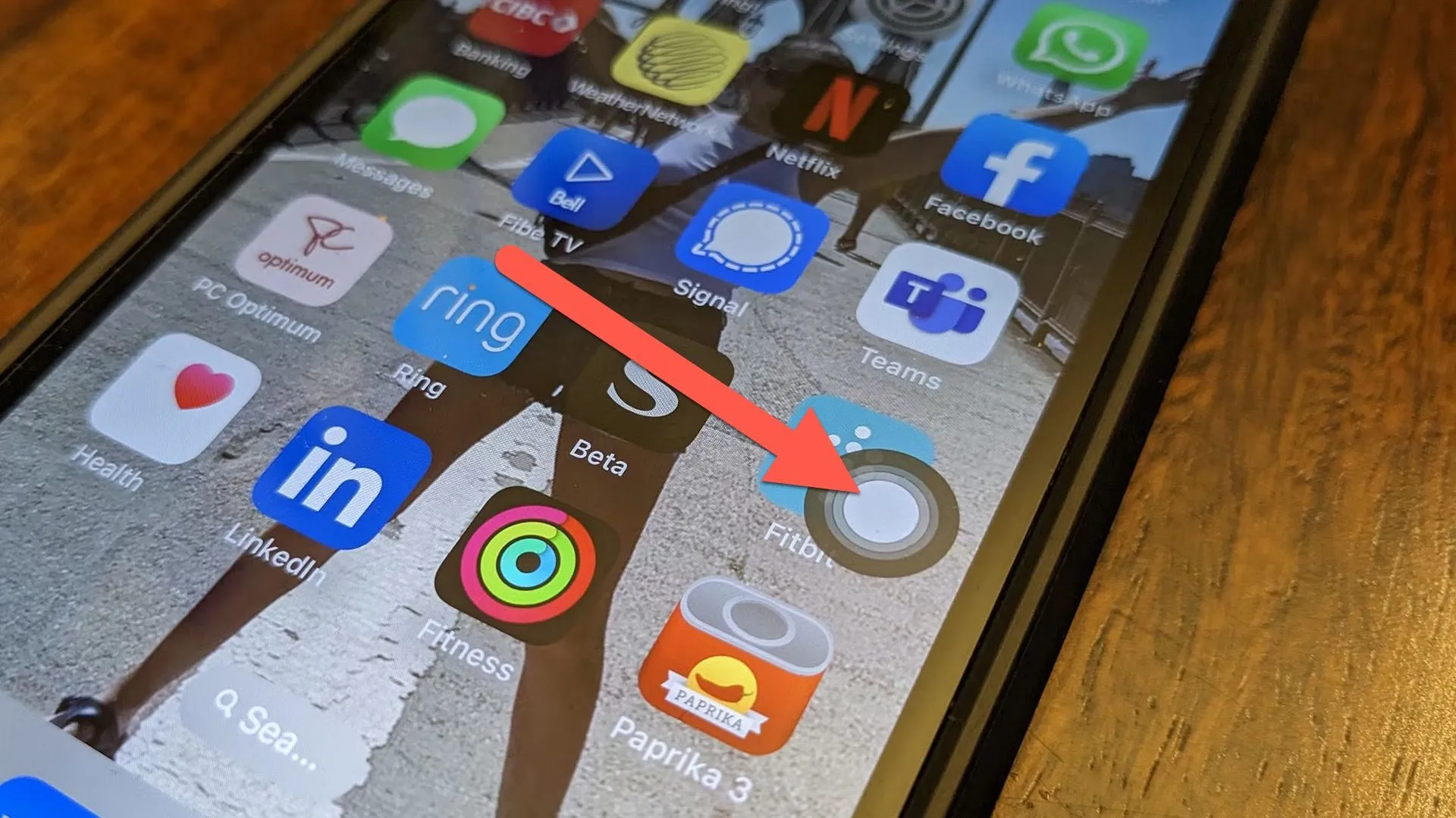 Màn hình điện thoại iPhone hiển thị tính năng AssistiveTouch với biểu tượng vòng tròn nổi.