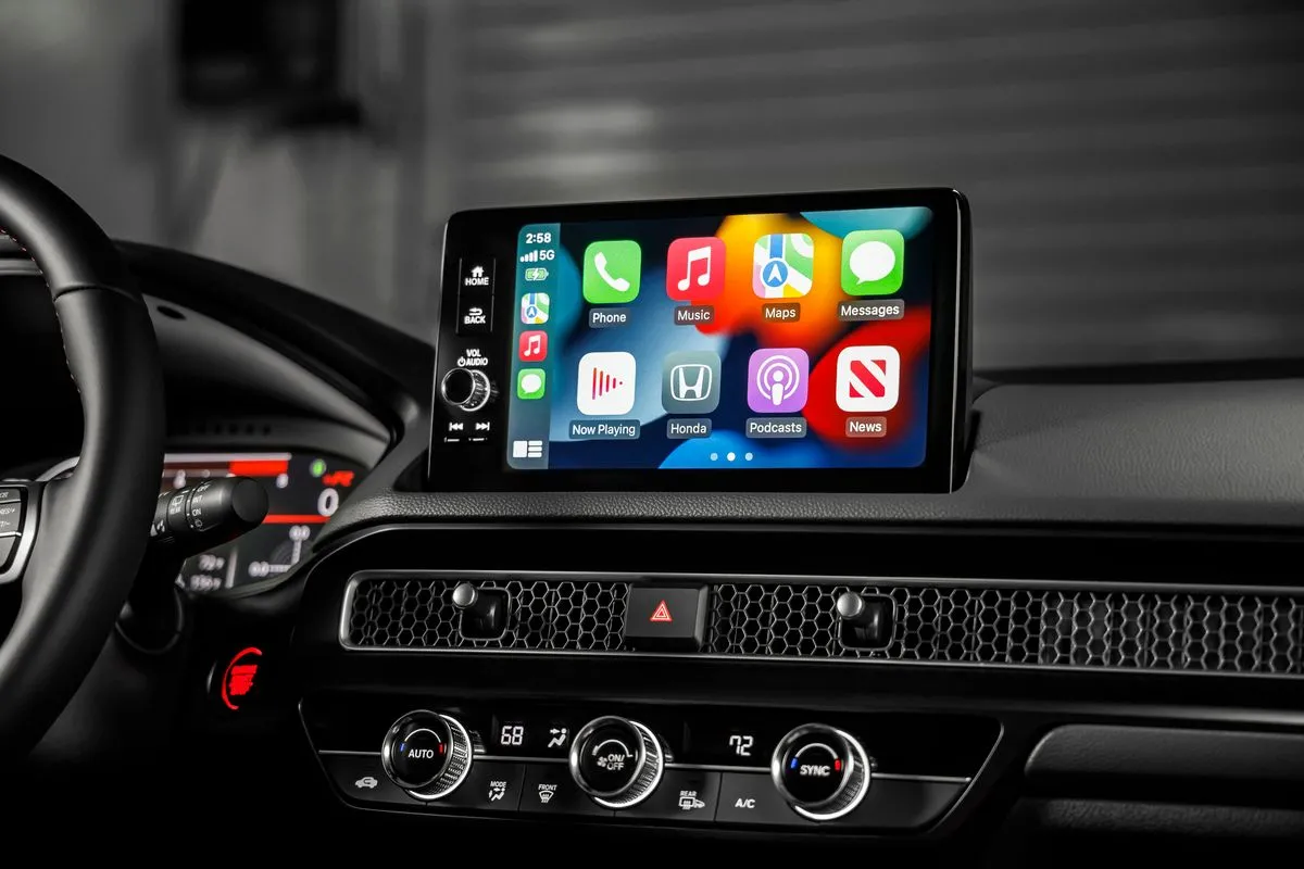 Màn hình giải trí của Honda Civic Type-R 2023 hiển thị giao diện Apple CarPlay không dây