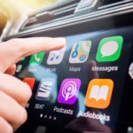 Màn hình hiển thị Apple CarPlay trên hệ thống giải trí của ô tô, thể hiện giao diện quen thuộc của iPhone