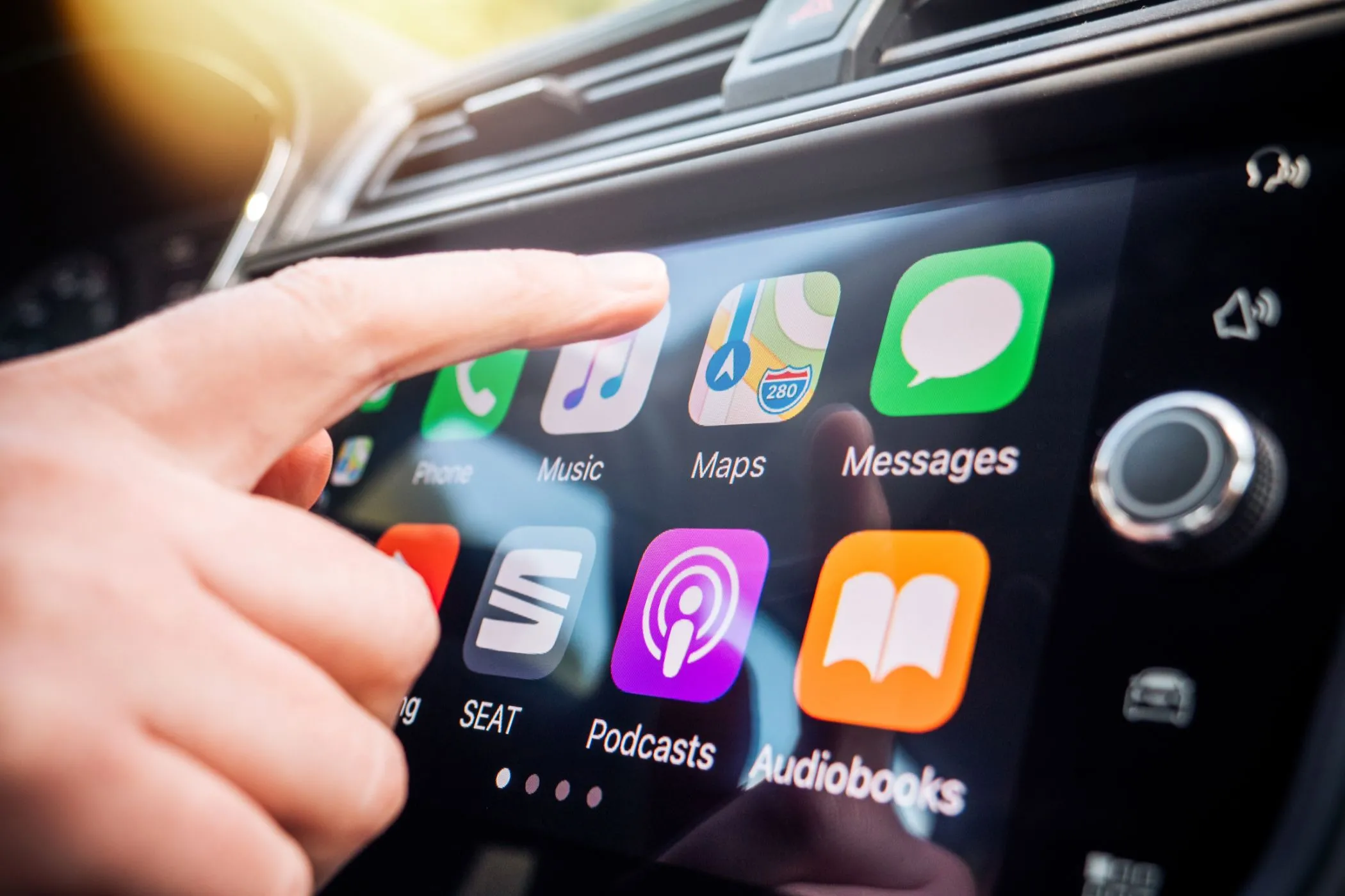 Màn hình hiển thị Apple CarPlay trên hệ thống giải trí của ô tô, thể hiện giao diện quen thuộc của iPhone