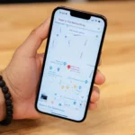 Màn hình iPhone hiển thị ứng dụng Google Maps đang mở với lộ trình đi bộ đến một địa điểm cụ thể, minh họa tính năng chỉ đường chính xác.