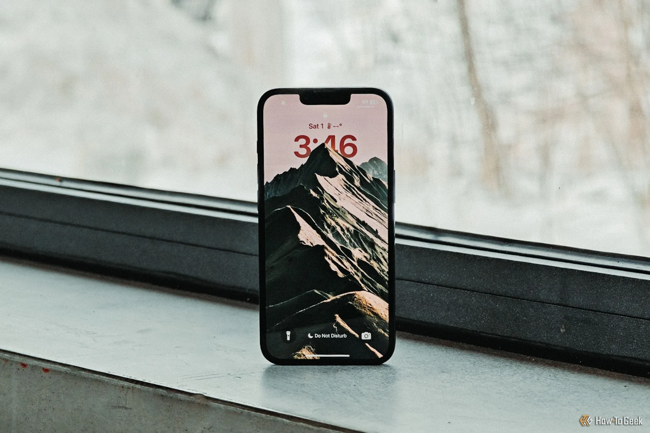 Màn hình khóa iPhone 16e hiển thị giao diện, minh họa cho dung lượng bộ nhớ lớn hơn.