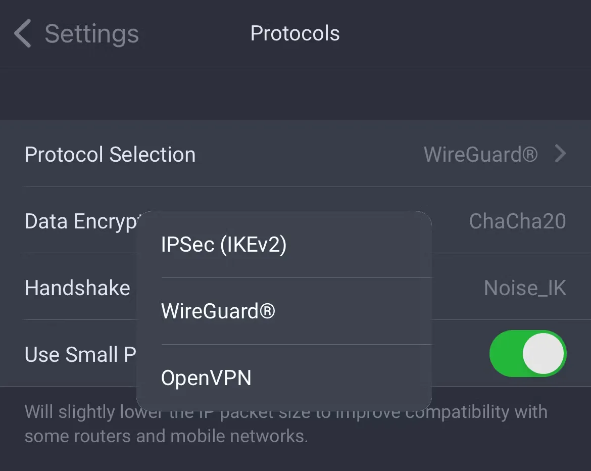 Màn hình lựa chọn giao thức VPN trong ứng dụng Private Internet Access trên iPhone, hiển thị các tùy chọn giao thức bảo mật.