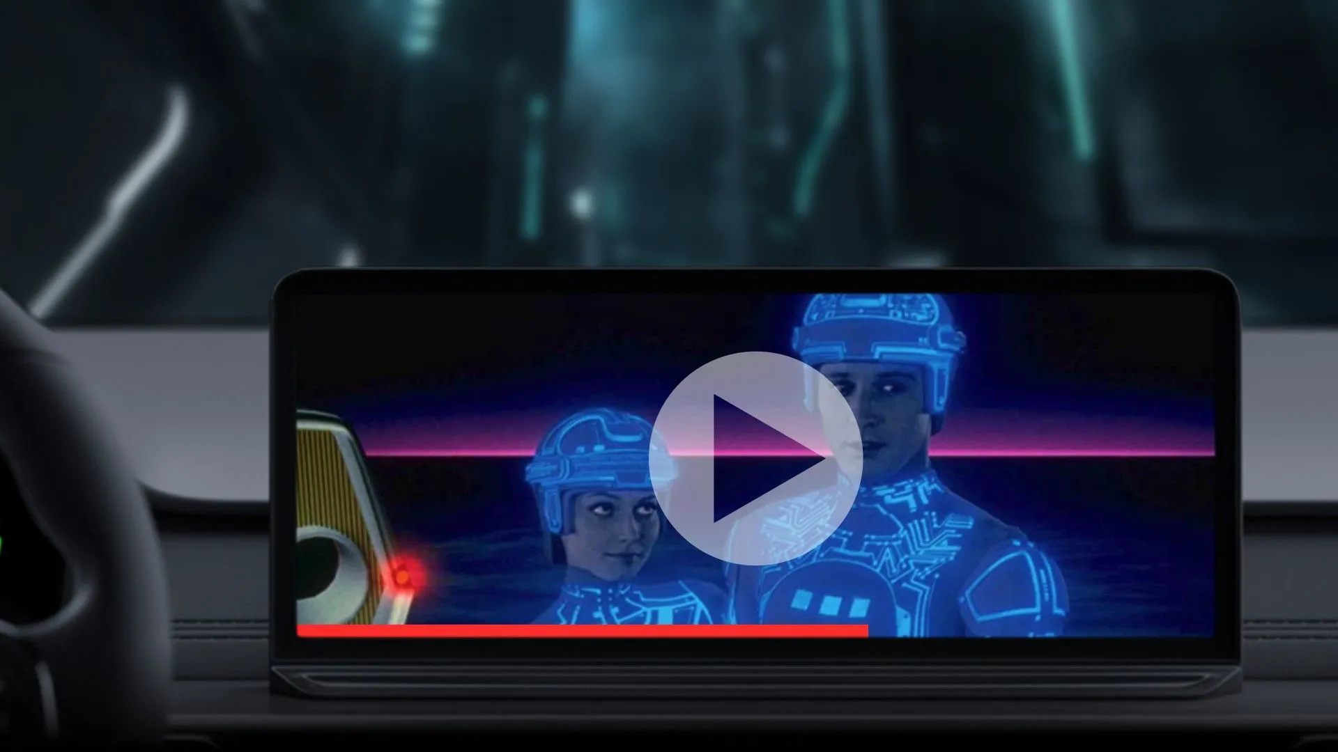 Màn hình ô tô hiển thị ứng dụng video thông qua Android Auto, cho phép giải trí khi xe dừng.