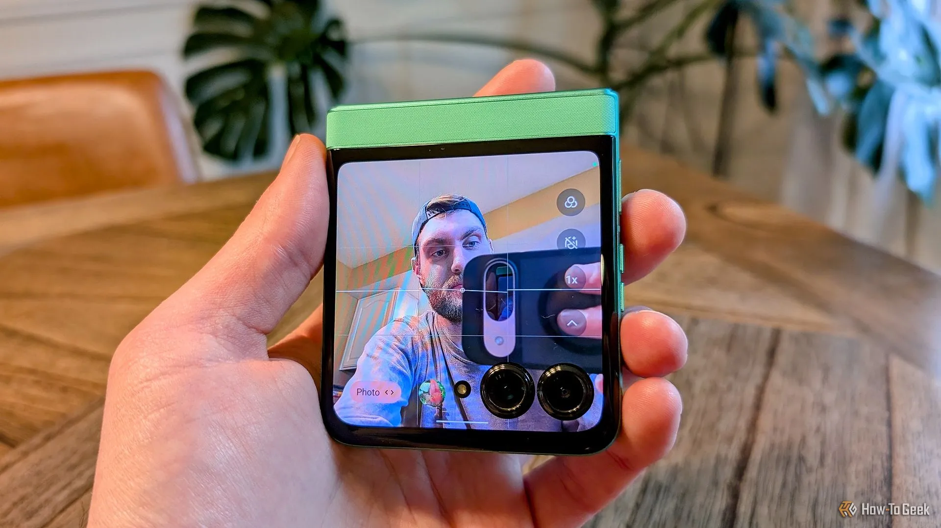 Màn hình phụ của Moto Razr 2025 được sử dụng làm kính ngắm, giúp người dùng chụp ảnh selfie chất lượng cao bằng camera chính.
