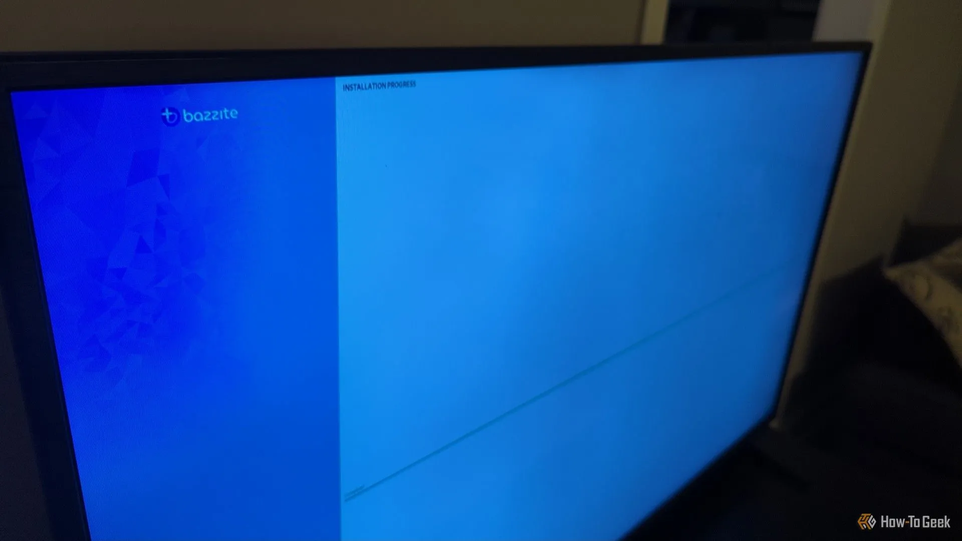 Màn hình TV trong phòng khách hiển thị giao diện cài đặt Bazzite Linux, minh họa thách thức về khả năng hiển thị.