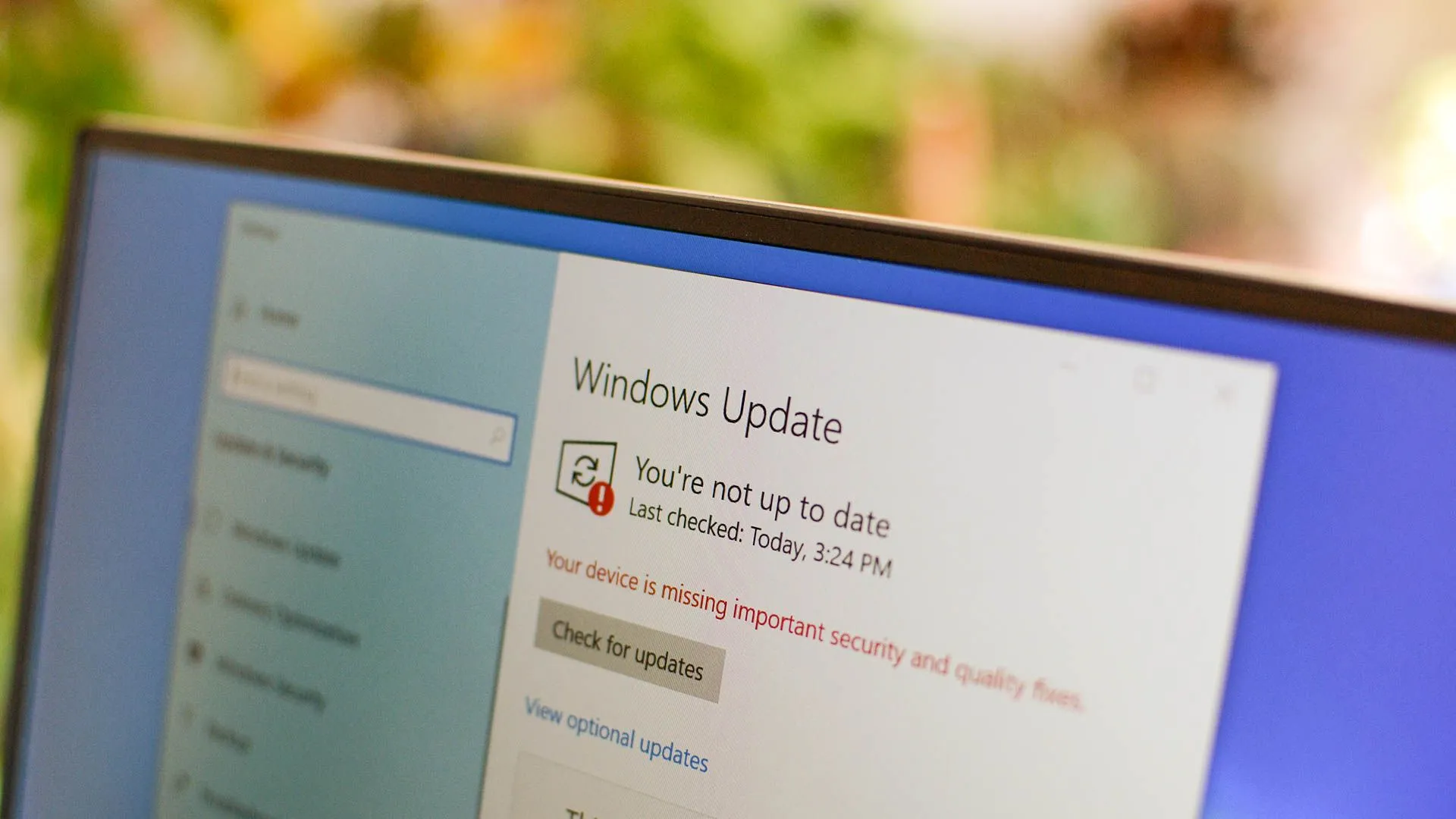 Màn hình Windows Update cảnh báo máy tính chưa được cập nhật phiên bản mới nhất