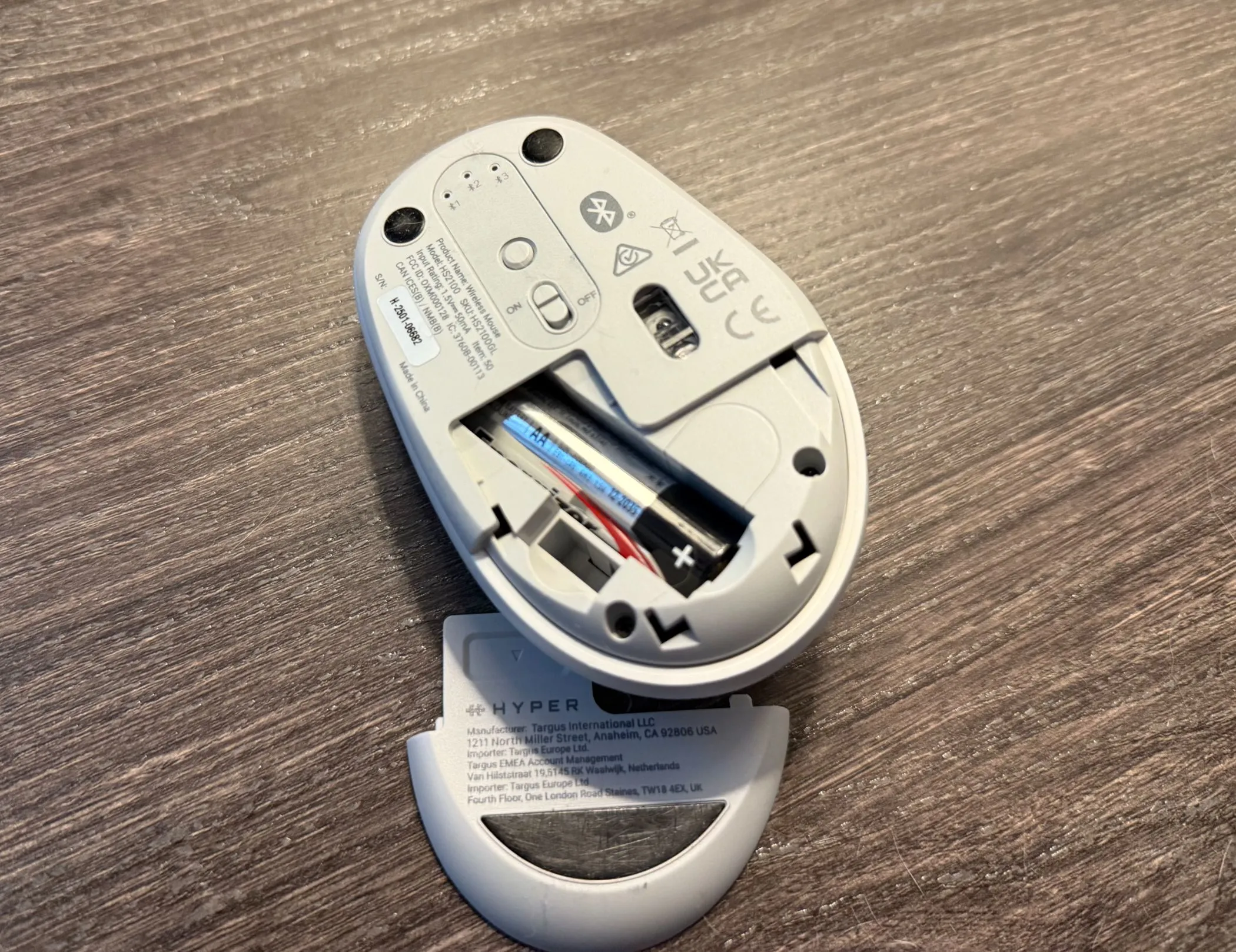 Mặt dưới chuột Hyper HyperSpace Bluetooth cho thấy khoang pin AA dễ dàng tháo lắp