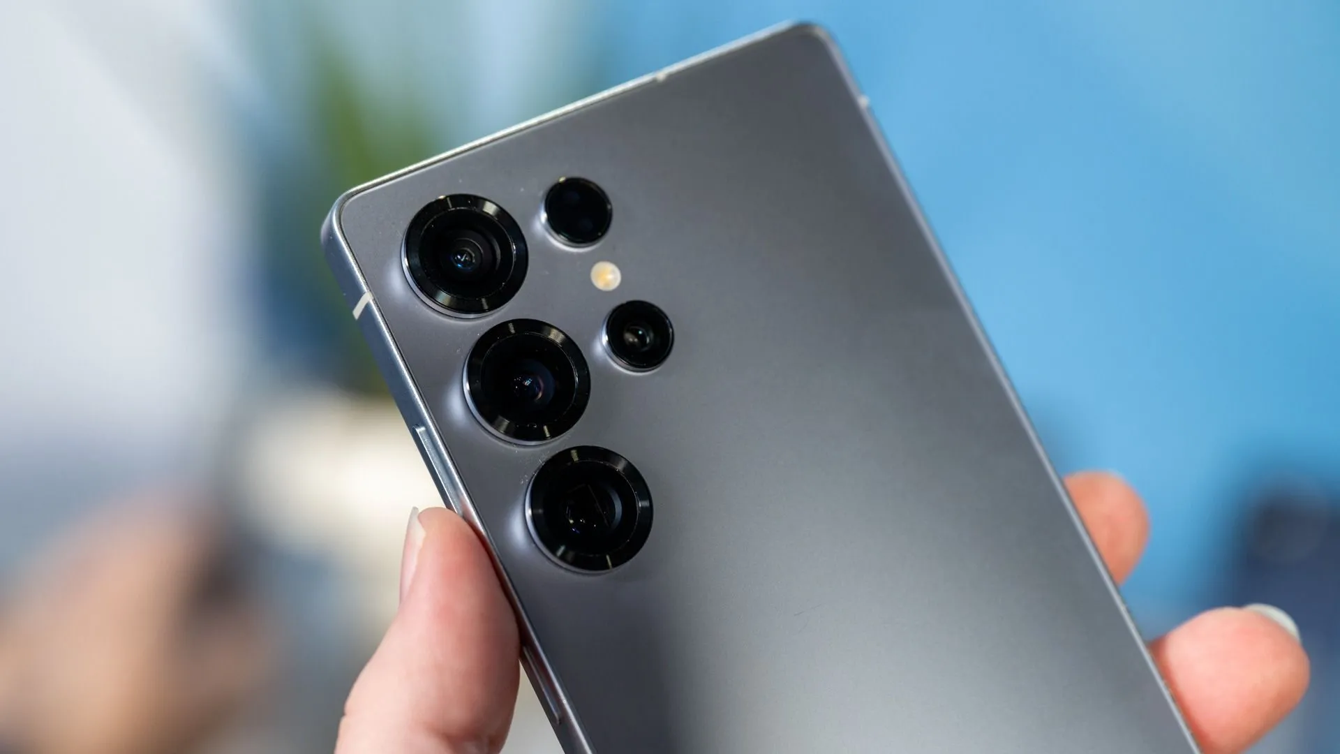 Mặt lưng của Samsung Galaxy S25 Ultra, nổi bật cụm camera và thiết kế cao cấp.