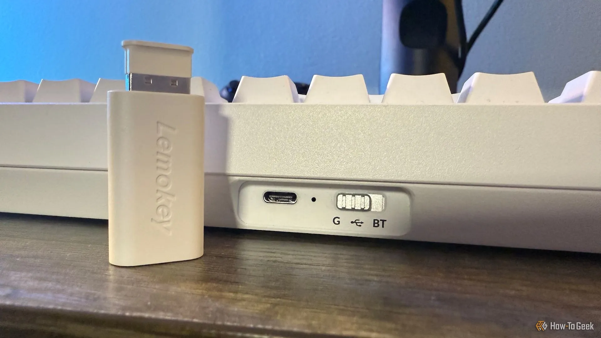 Mặt sau bàn phím Lemokey P1 HE hiển thị công tắc chế độ kết nối và đầu thu 2.4 GHz