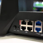 Mặt sau của một bộ định tuyến (router) với các cổng kết nối, minh họa tầm quan trọng của việc cập nhật firmware để bảo mật.