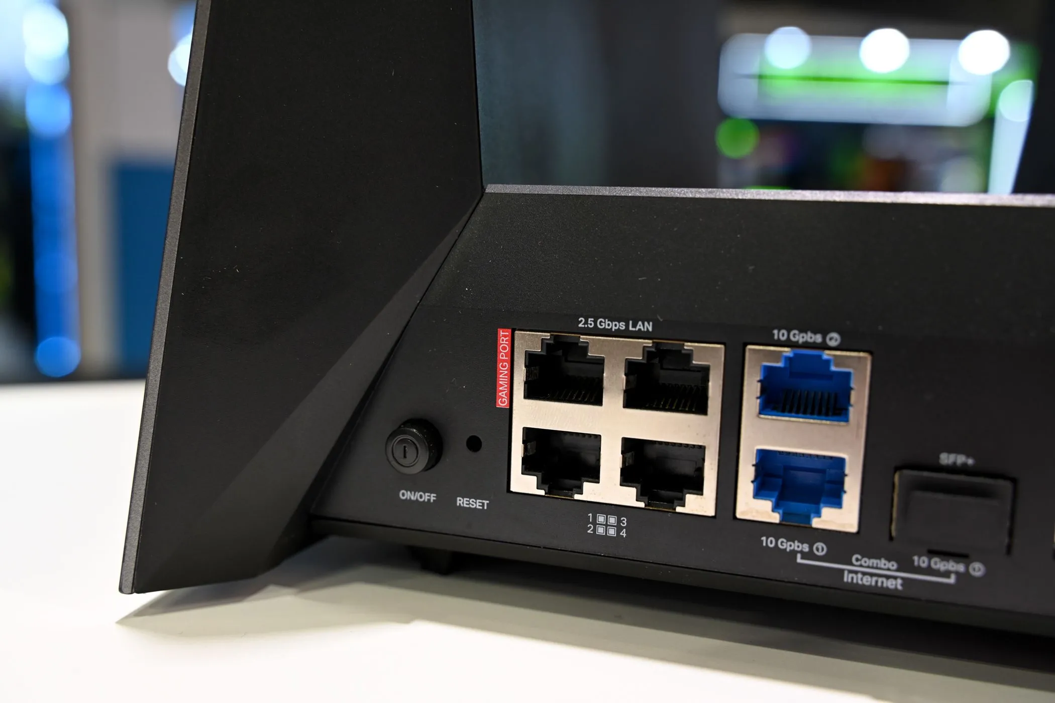 Mặt sau của một bộ định tuyến (router) với các cổng kết nối, minh họa tầm quan trọng của việc cập nhật firmware để bảo mật.