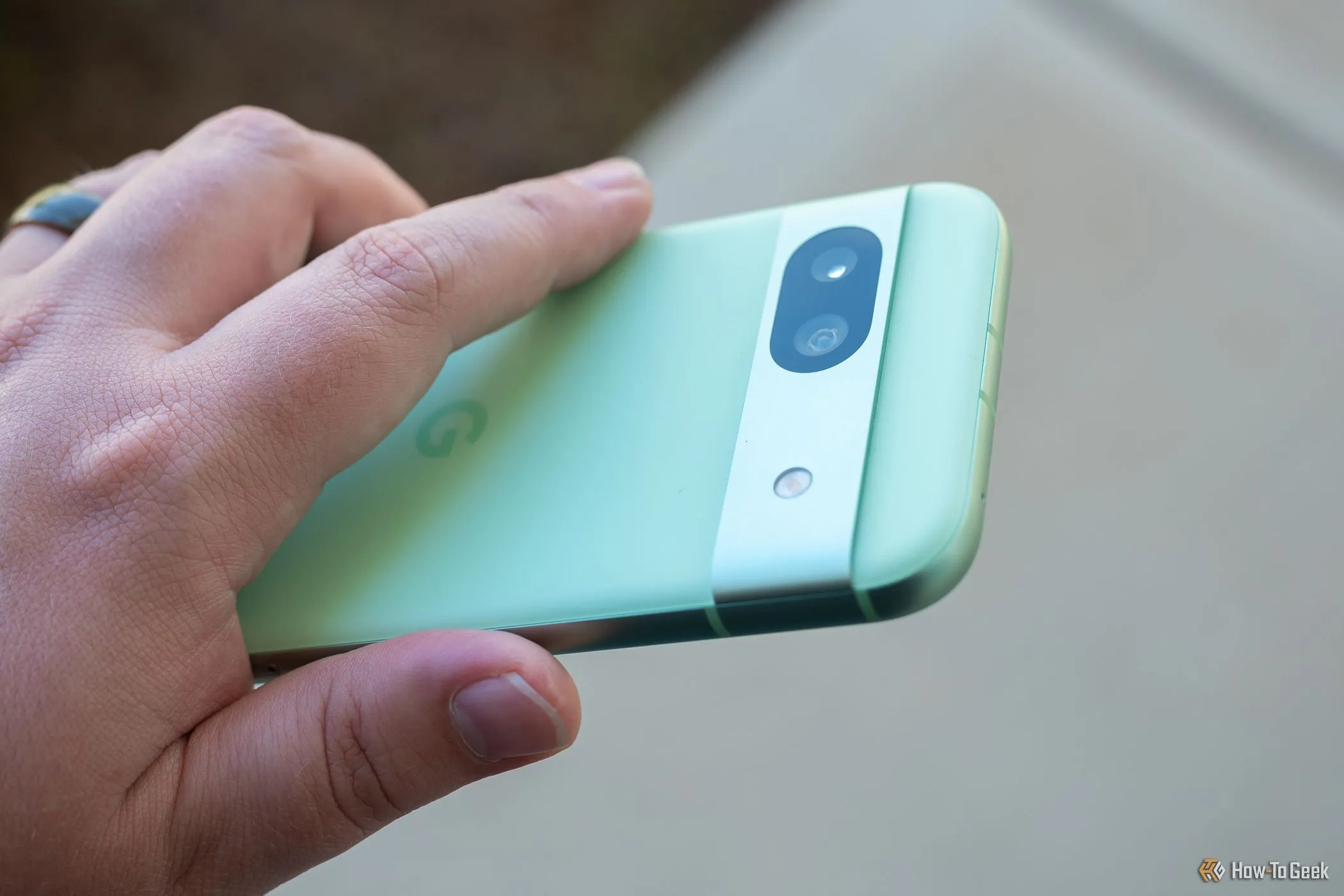 Mặt sau điện thoại Google Pixel 8a với cụm camera ngang
