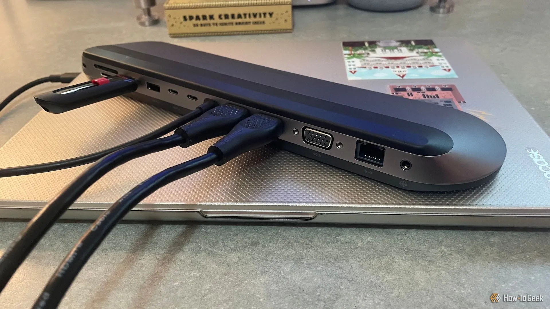 Mặt sau Dock Belkin Connect 11-in-1 USB-C Pro với nhiều dây cáp kết nối (HDMI, USB), cho thấy sự đa dạng cổng.