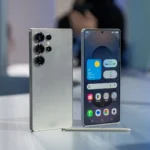 Mặt trước và mặt sau điện thoại Samsung Galaxy S25 Ultra cùng bút S Pen trên bàn.