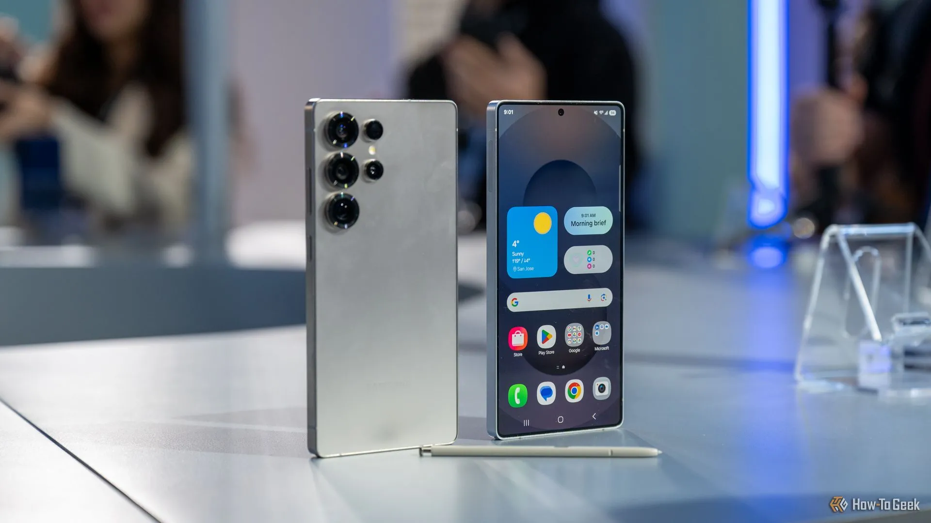 Mặt trước và mặt sau điện thoại Samsung Galaxy S25 Ultra cùng bút S Pen trên bàn.