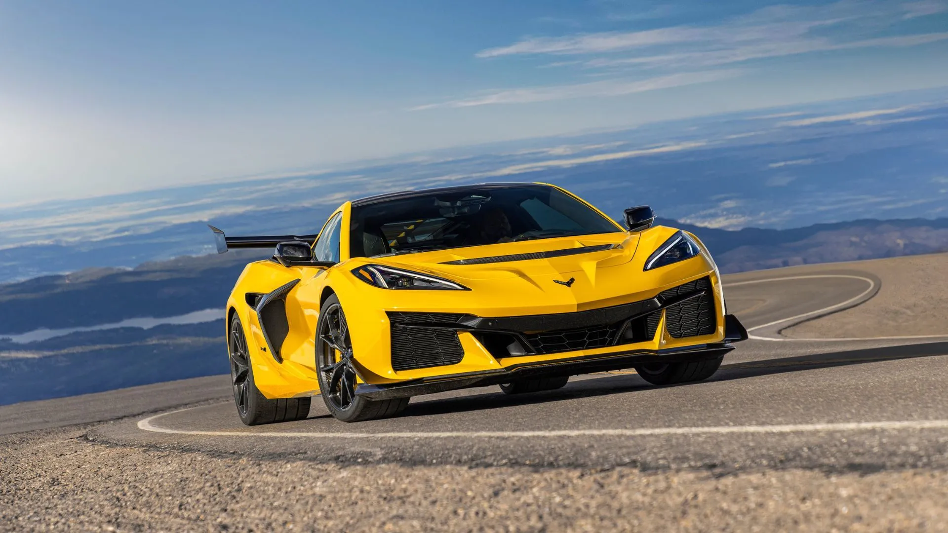 Mẫu xe thể thao Chevrolet Corvette ZR1 Coupe màu đỏ đậu trên đường
