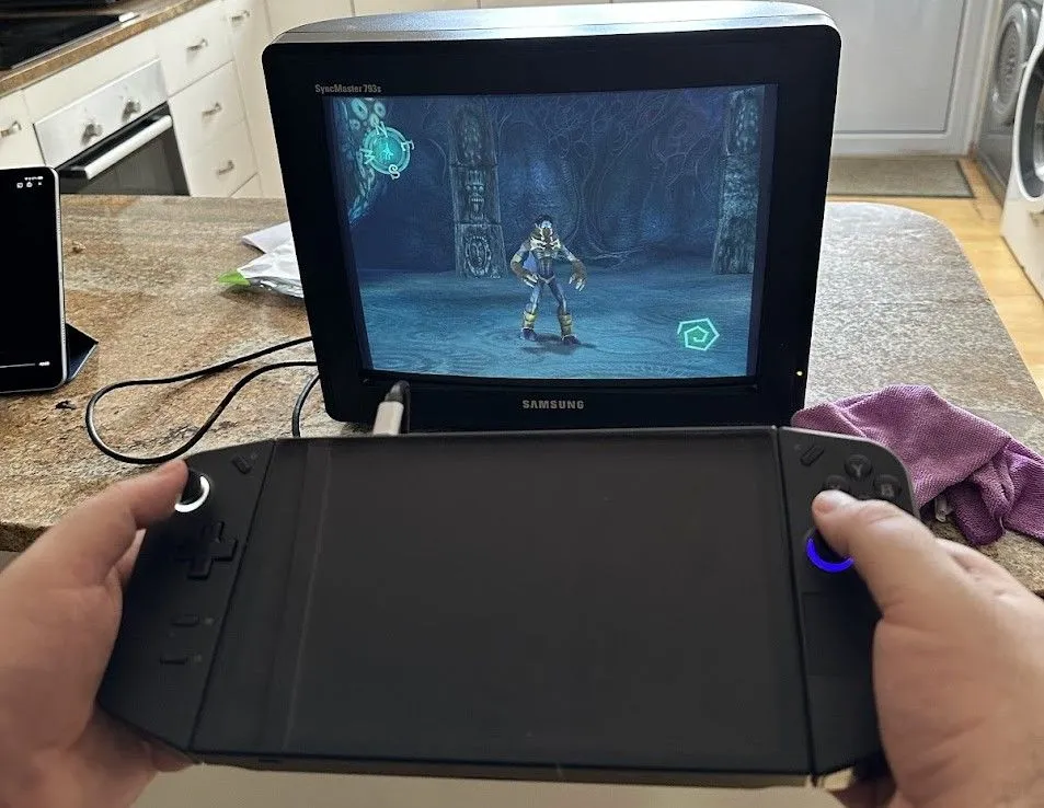 Máy chơi game cầm tay Lenovo Legion Go kết nối với màn hình CRT, đang chạy game Legacy of Kain Soul Reaver 1 và 2 Remastered, tạo ra trải nghiệm retro lai hiện đại.