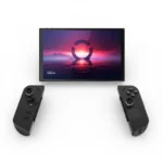 Máy chơi game cầm tay Lenovo Legion Go với màn hình lớn và tay cầm tháo rời đang hoạt động trên bề mặt