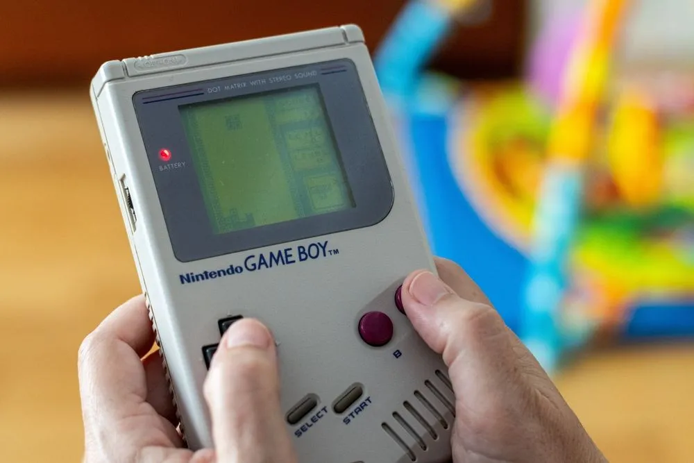 Máy chơi game Game Boy đời 1989 hiển thị game Tetris, ví dụ về game giải đố thời gian thực